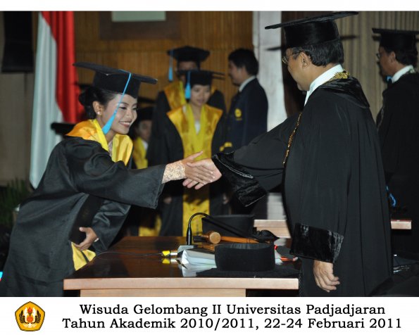 wisuda-sastra-s2-s3-d3-oleh-rektor-155