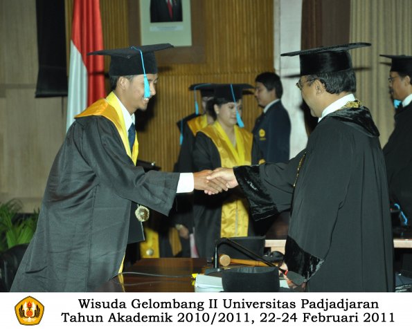 wisuda-sastra-s2-s3-d3-oleh-rektor-156