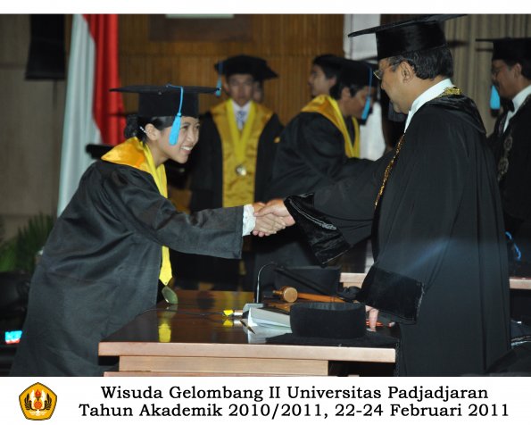 wisuda-sastra-s2-s3-d3-oleh-rektor-157