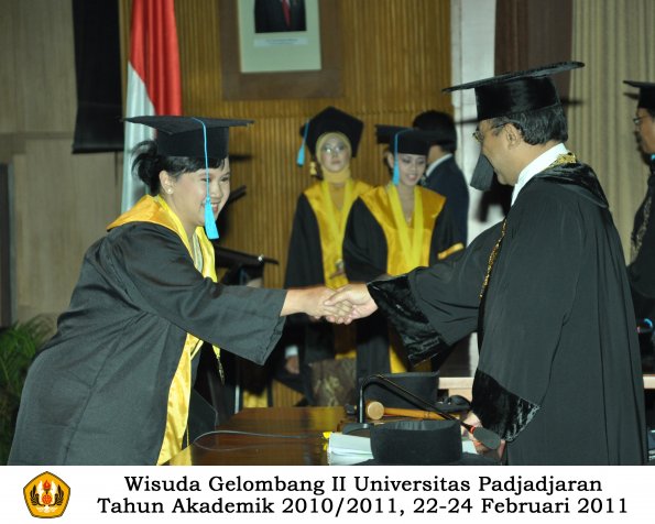 wisuda-sastra-s2-s3-d3-oleh-rektor-158