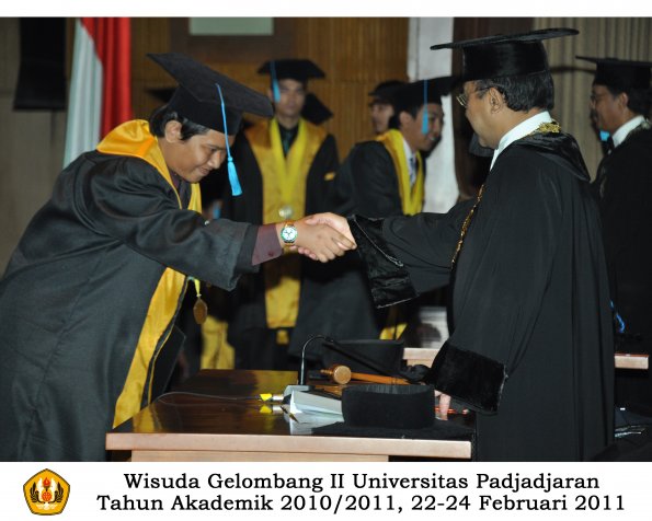 wisuda-sastra-s2-s3-d3-oleh-rektor-159