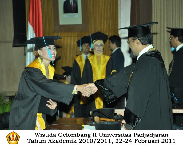 wisuda-sastra-s2-s3-d3-oleh-rektor-160