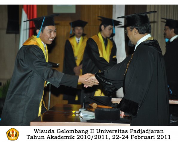 wisuda-sastra-s2-s3-d3-oleh-rektor-161