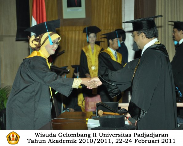 wisuda-sastra-s2-s3-d3-oleh-rektor-162