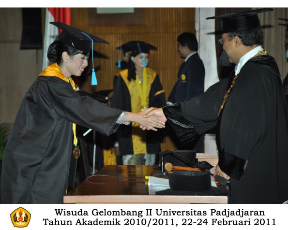 wisuda-sastra-s2-s3-d3-oleh-rektor-163