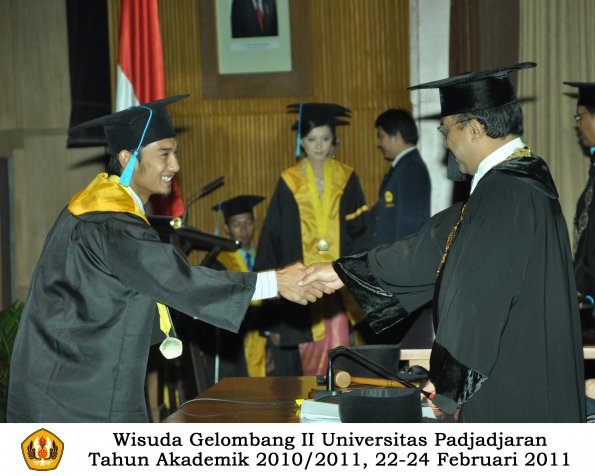 wisuda-sastra-s2-s3-d3-oleh-rektor-164