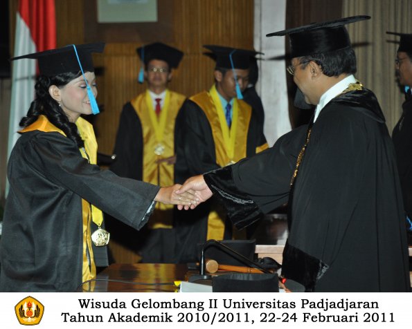 wisuda-sastra-s2-s3-d3-oleh-rektor-165