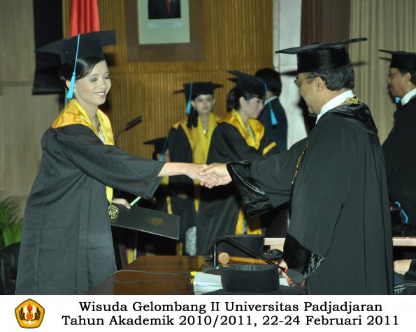 wisuda-sastra-s2-s3-d3-oleh-rektor-166