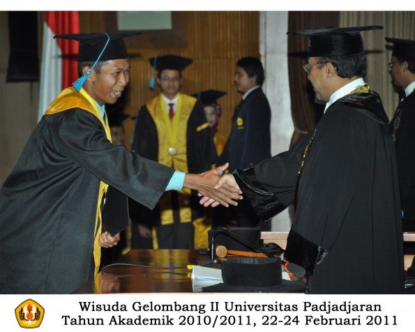 wisuda-sastra-s2-s3-d3-oleh-rektor-167