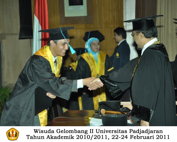 wisuda-sastra-s2-s3-d3-oleh-rektor-168