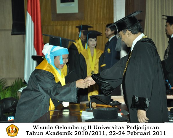 wisuda-sastra-s2-s3-d3-oleh-rektor-170