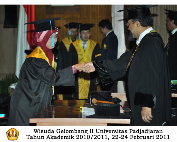 wisuda-sastra-s2-s3-d3-oleh-rektor-171