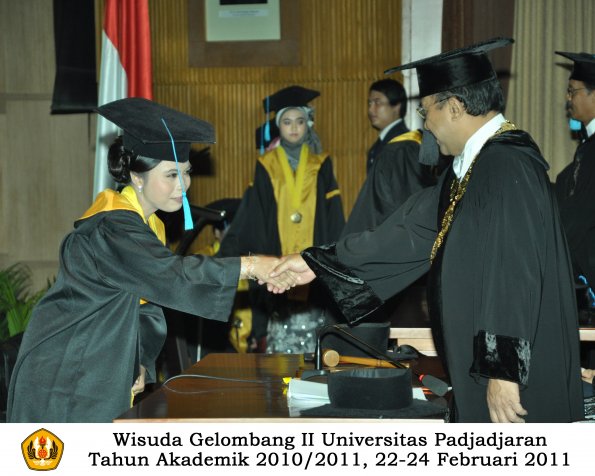 wisuda-sastra-s2-s3-d3-oleh-rektor-172