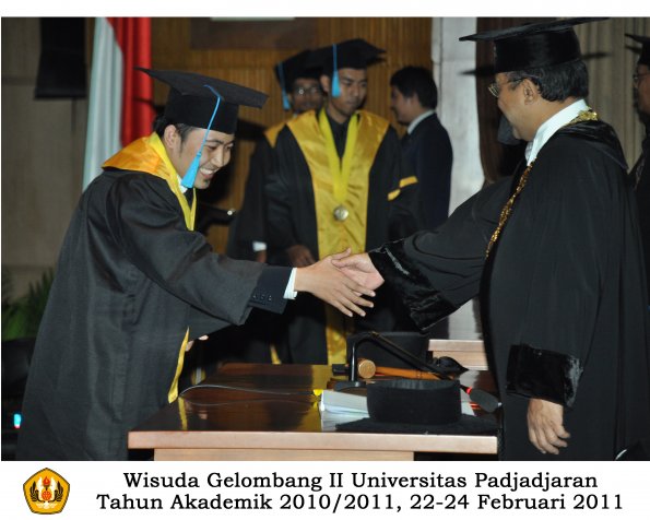 wisuda-sastra-s2-s3-d3-oleh-rektor-173