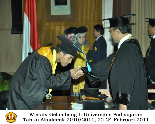 wisuda-sastra-s2-s3-d3-oleh-rektor-174