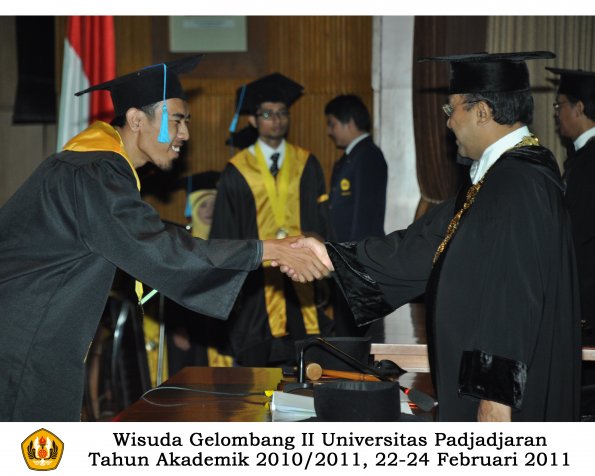 wisuda-sastra-s2-s3-d3-oleh-rektor-175