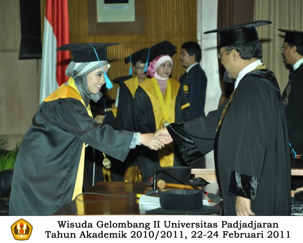 wisuda-sastra-s2-s3-d3-oleh-rektor-176