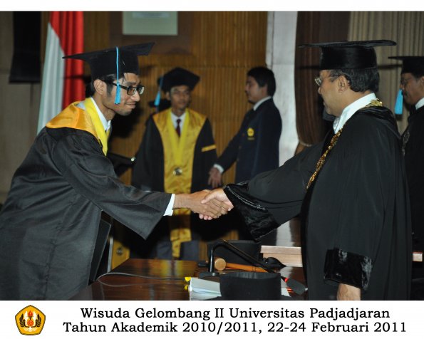 wisuda-sastra-s2-s3-d3-oleh-rektor-177