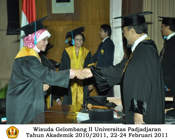 wisuda-sastra-s2-s3-d3-oleh-rektor-178