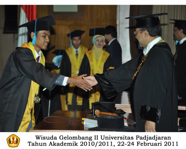 wisuda-sastra-s2-s3-d3-oleh-rektor-179