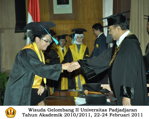 wisuda-sastra-s2-s3-d3-oleh-rektor-180