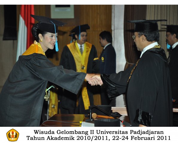 wisuda-sastra-s2-s3-d3-oleh-rektor-189