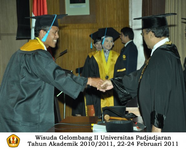 wisuda-sastra-s2-s3-d3-oleh-rektor-196