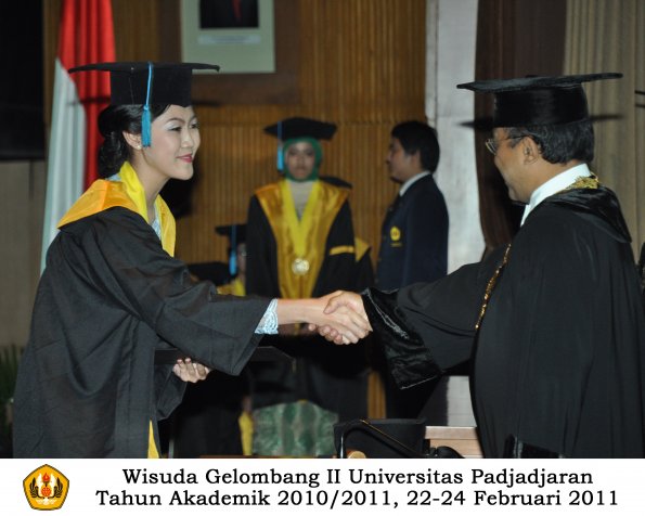 wisuda-sastra-s2-s3-d3-oleh-rektor-197