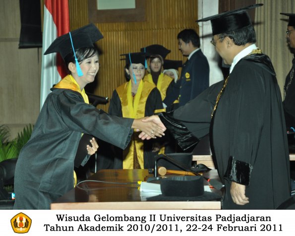 wisuda-sastra-s2-s3-d3-oleh-rektor-200