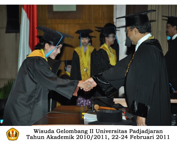 wisuda-sastra-s2-s3-d3-oleh-rektor-201