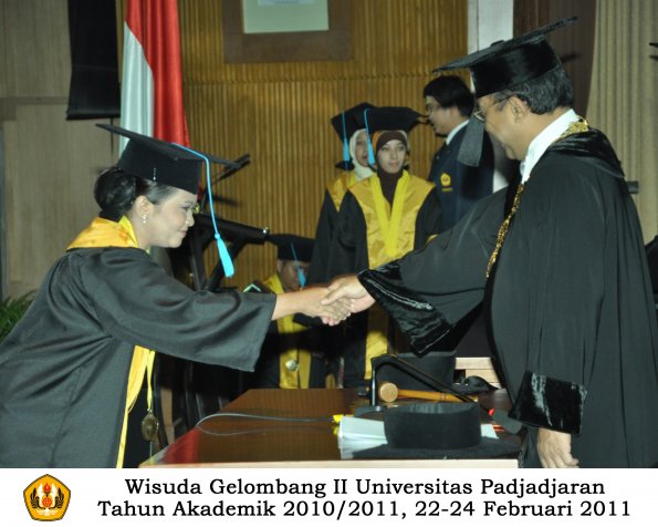 wisuda-sastra-s2-s3-d3-oleh-rektor-202