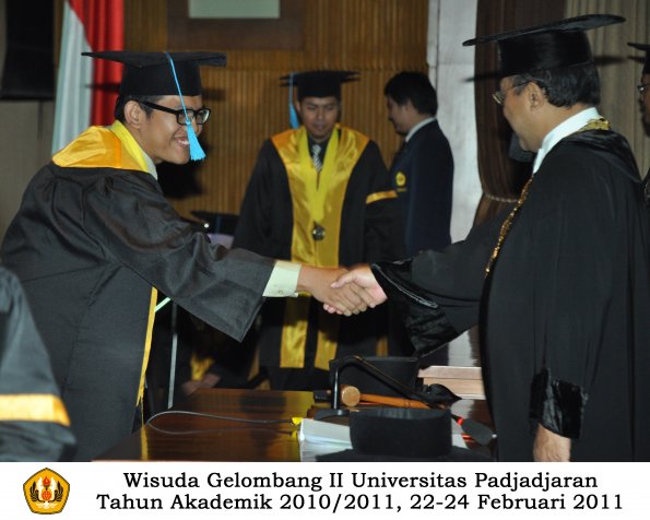 wisuda-sastra-s2-s3-d3-oleh-rektor-203