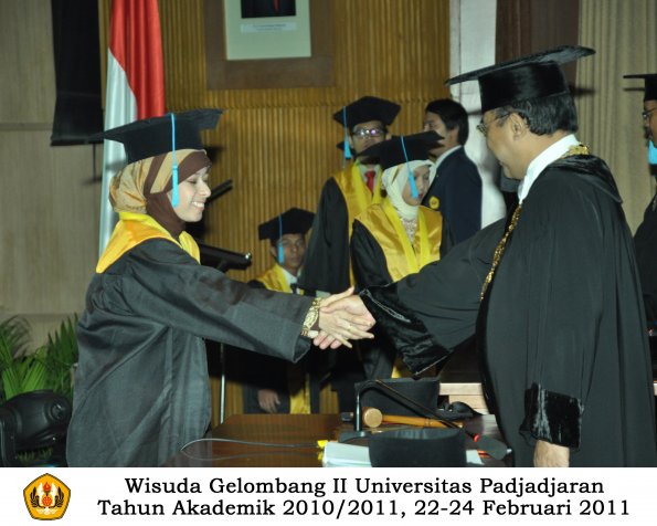 wisuda-sastra-s2-s3-d3-oleh-rektor-204