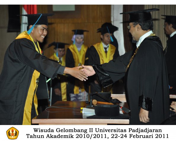 wisuda-sastra-s2-s3-d3-oleh-rektor-205