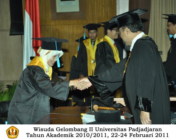 wisuda-sastra-s2-s3-d3-oleh-rektor-206