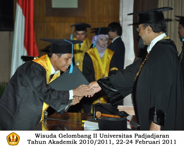 wisuda-sastra-s2-s3-d3-oleh-rektor-207