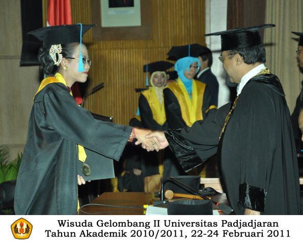 wisuda-sastra-s2-s3-d3-oleh-rektor-208