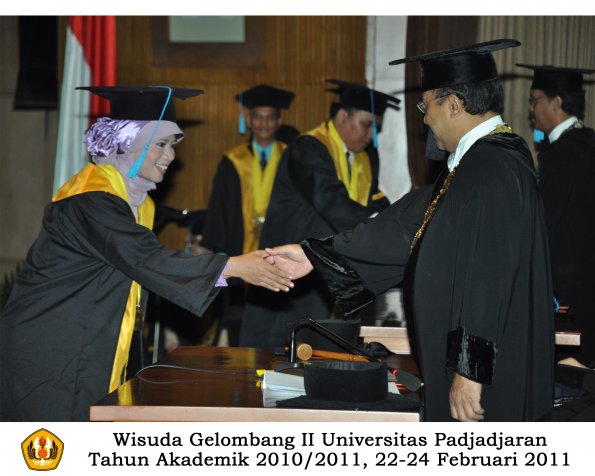 wisuda-sastra-s2-s3-d3-oleh-rektor-209