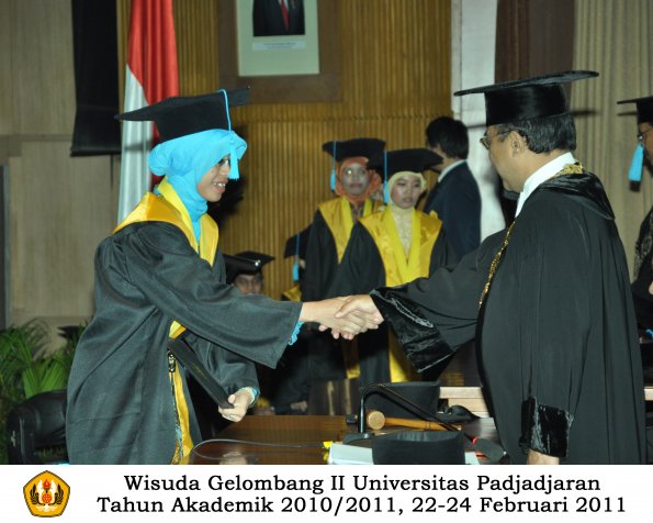 wisuda-sastra-s2-s3-d3-oleh-rektor-210