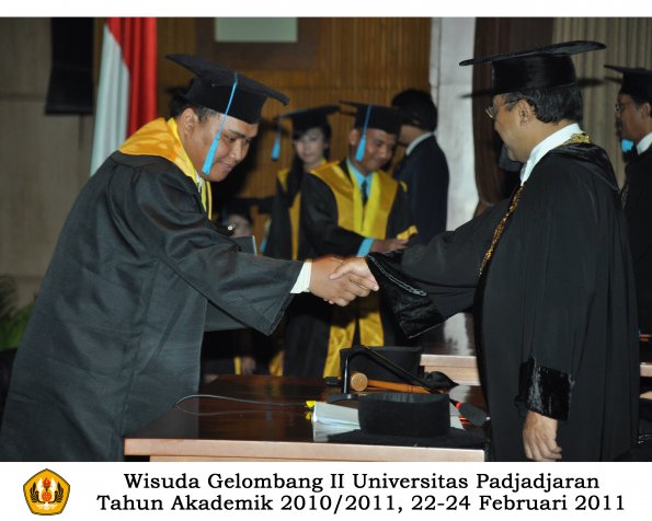 wisuda-sastra-s2-s3-d3-oleh-rektor-211