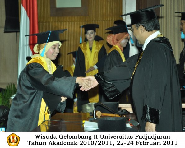 wisuda-sastra-s2-s3-d3-oleh-rektor-212