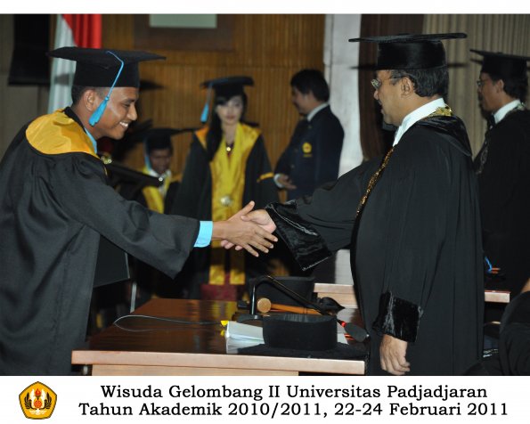 wisuda-sastra-s2-s3-d3-oleh-rektor-213