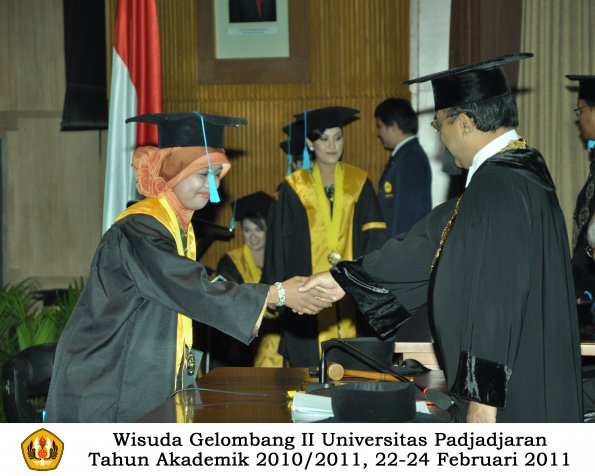 wisuda-sastra-s2-s3-d3-oleh-rektor-214