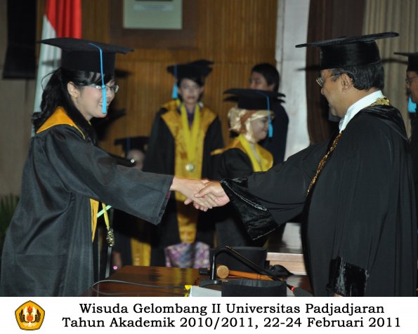 wisuda-sastra-s2-s3-d3-oleh-rektor-215