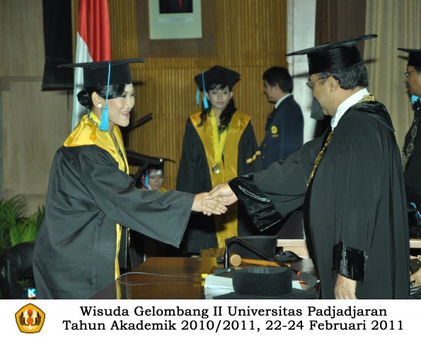 wisuda-sastra-s2-s3-d3-oleh-rektor-216