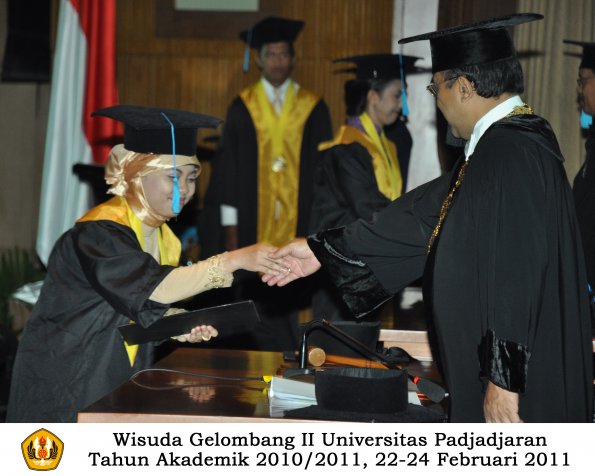 wisuda-sastra-s2-s3-d3-oleh-rektor-217