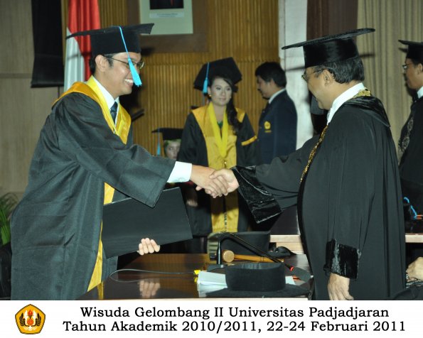 wisuda-sastra-s2-s3-d3-oleh-rektor-220