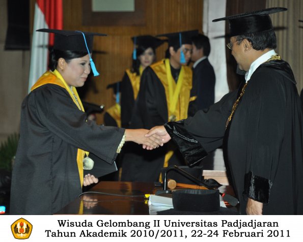 wisuda-sastra-s2-s3-d3-oleh-rektor-225