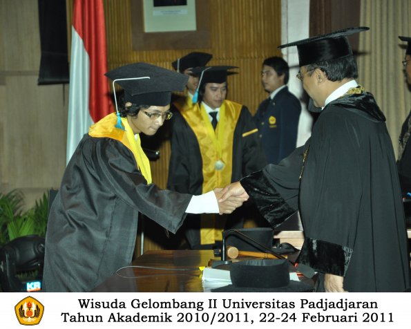 wisuda-sastra-s2-s3-d3-oleh-rektor-232