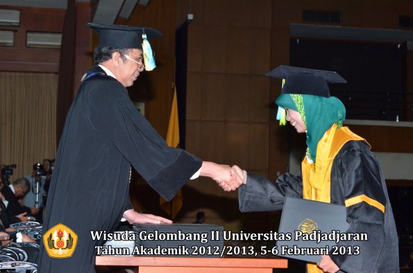 wisuda-unpad-gel-ii-ta-2012_2013-fakultas-farmasi-oleh-dekan-023